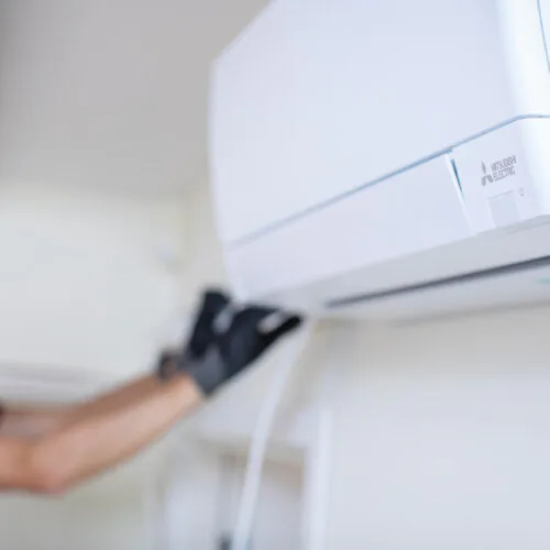 mitsubishi electric värmepump i närbild